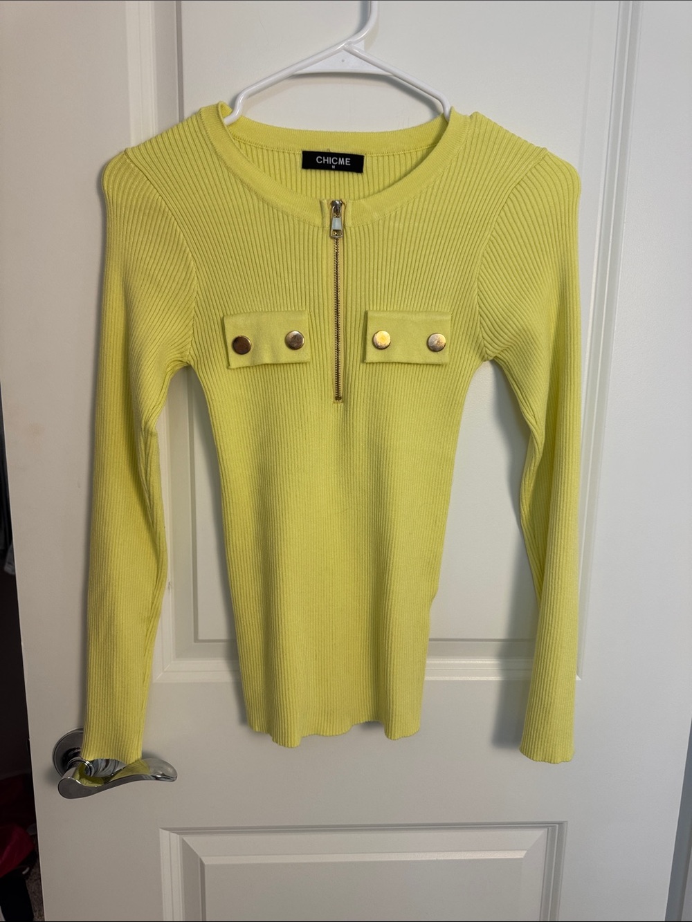 chic Lemon Yellow Ribbed V-Neck Long-Sleeve Top with Gold Buttons